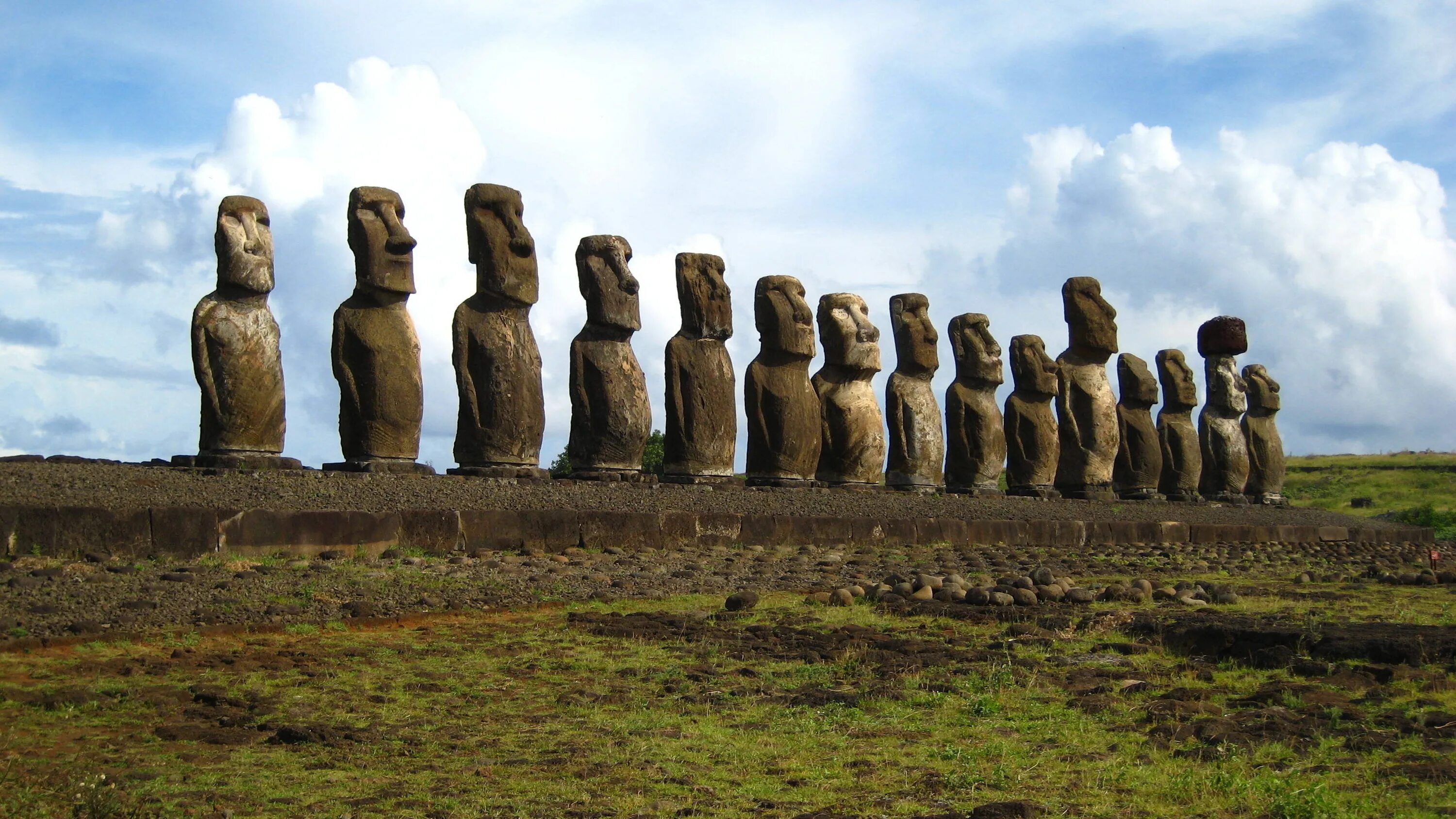 Остров Пасхи статуи Моаи. Моаи на острове Пасхи. Каменные истуканы острова Пасхи. Истуканы Рапа-Нуи остров Пасхи.