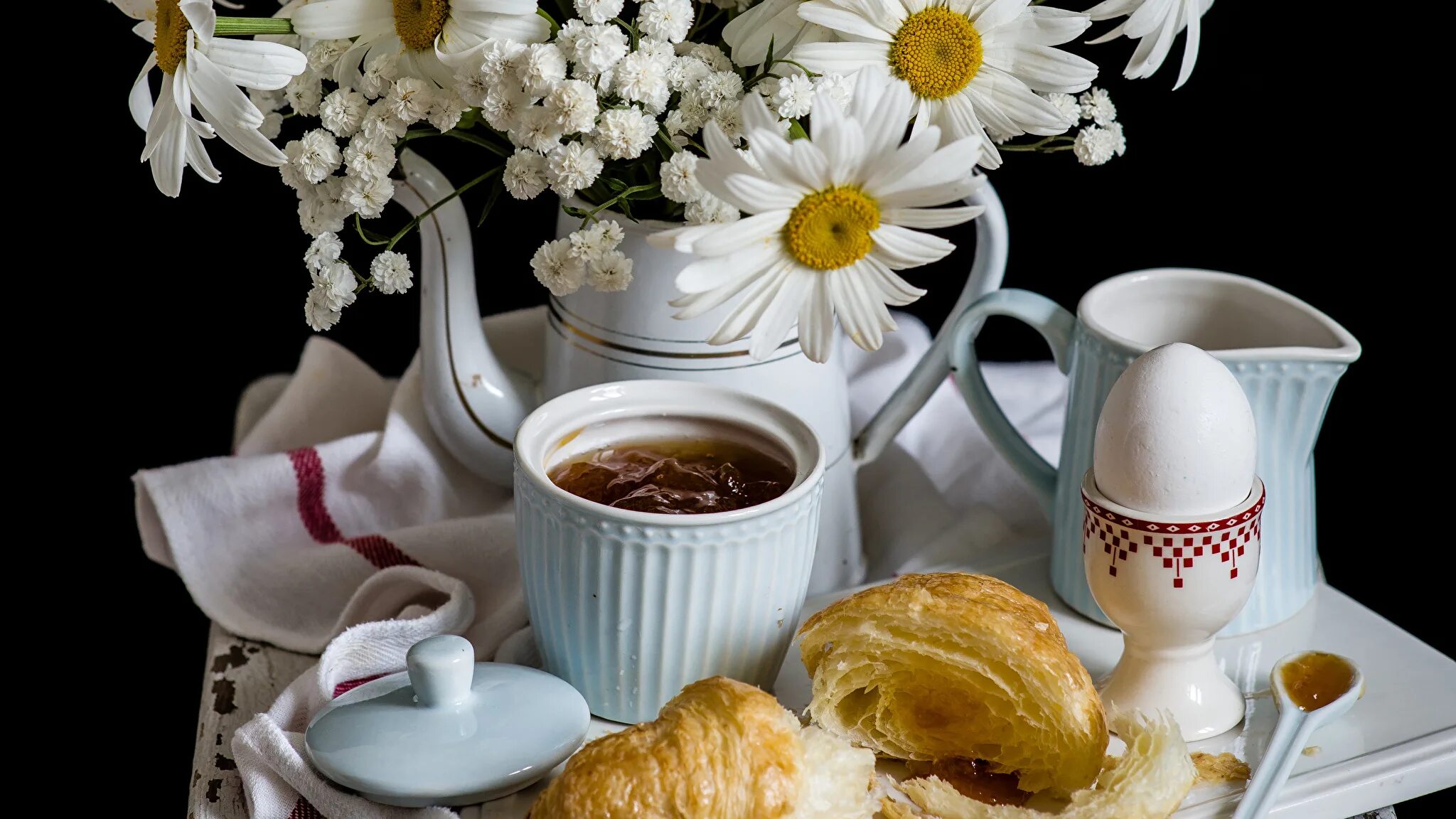 завтрак с вечера на утро. завтрак с вечера на утро. красивый завтрак с цветами. чаепитие в весеннем саду. утреннее чаепитие.