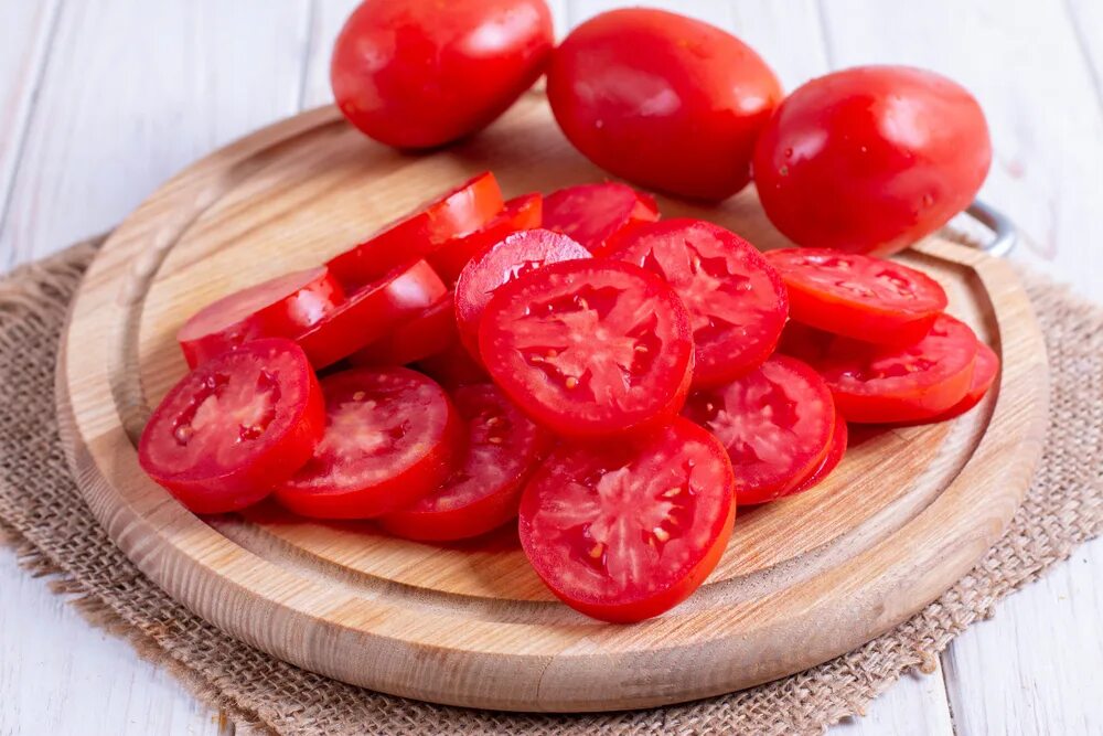 Нарезанный помидор на доске. Chopped Tomatoes. Pomi Chopped Tomatoes. Рубленные помидоры