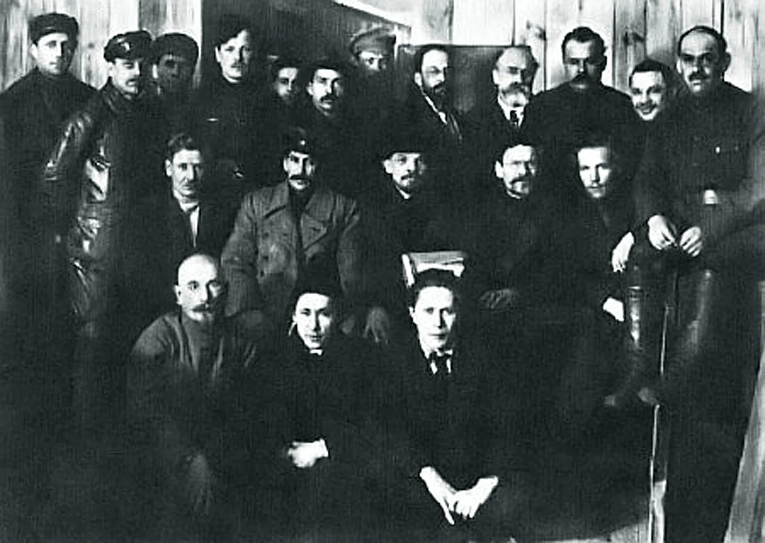 Партия ркп б. Viii съезд ркп(б) 1919 года. сталин ленин и калинин 1919 год. делегаты viii съезда ркп(б. политбюро съезд ркп(б) 1919 года.