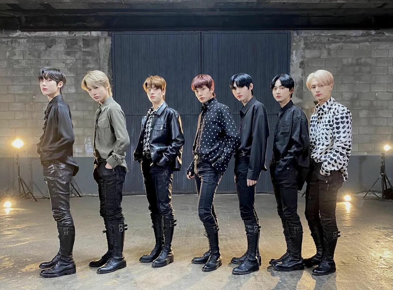 Enhypen песни bit me. Группа enhypen. k pop группа enhypen. энхайпен дебют. enhypen 2025.