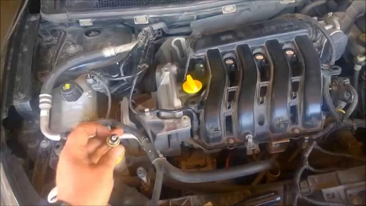 Снятие ресивера к4м. Масло двигателя на рено меган 2014 г. Щуп масла в двигателе меган 2. Рено меган 2 двигатель масло датчик. Долив масла дп0 рено меган 2.