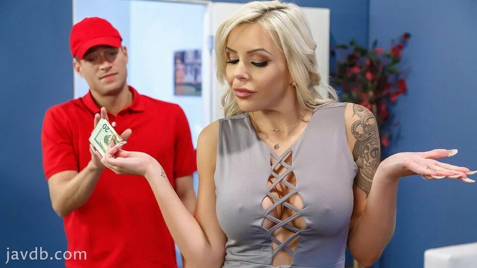 Блондинка изменила видео. Реальные фото изменяющих жен. Блондинка босиком. Vixen hot blonde teen gets caught cheating on tape. Женщина изменяет мужу.