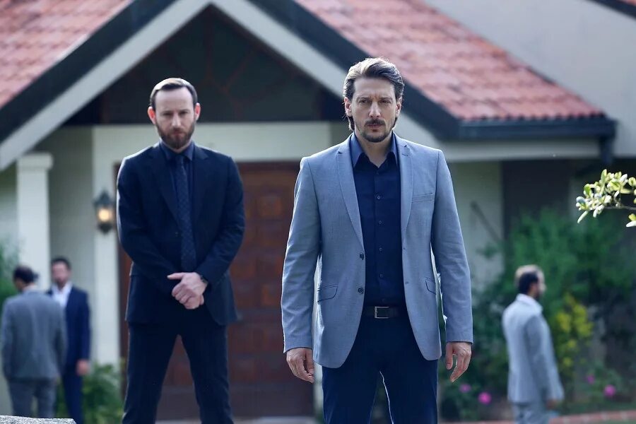 Никто не знает турецкий сериал али и севда. Никто не знает сериал кадры. Никто не знает турецкий 1 1. Никто не знает турецкий сериал пилот и дуйгу. Kimse bilmez турецкий.