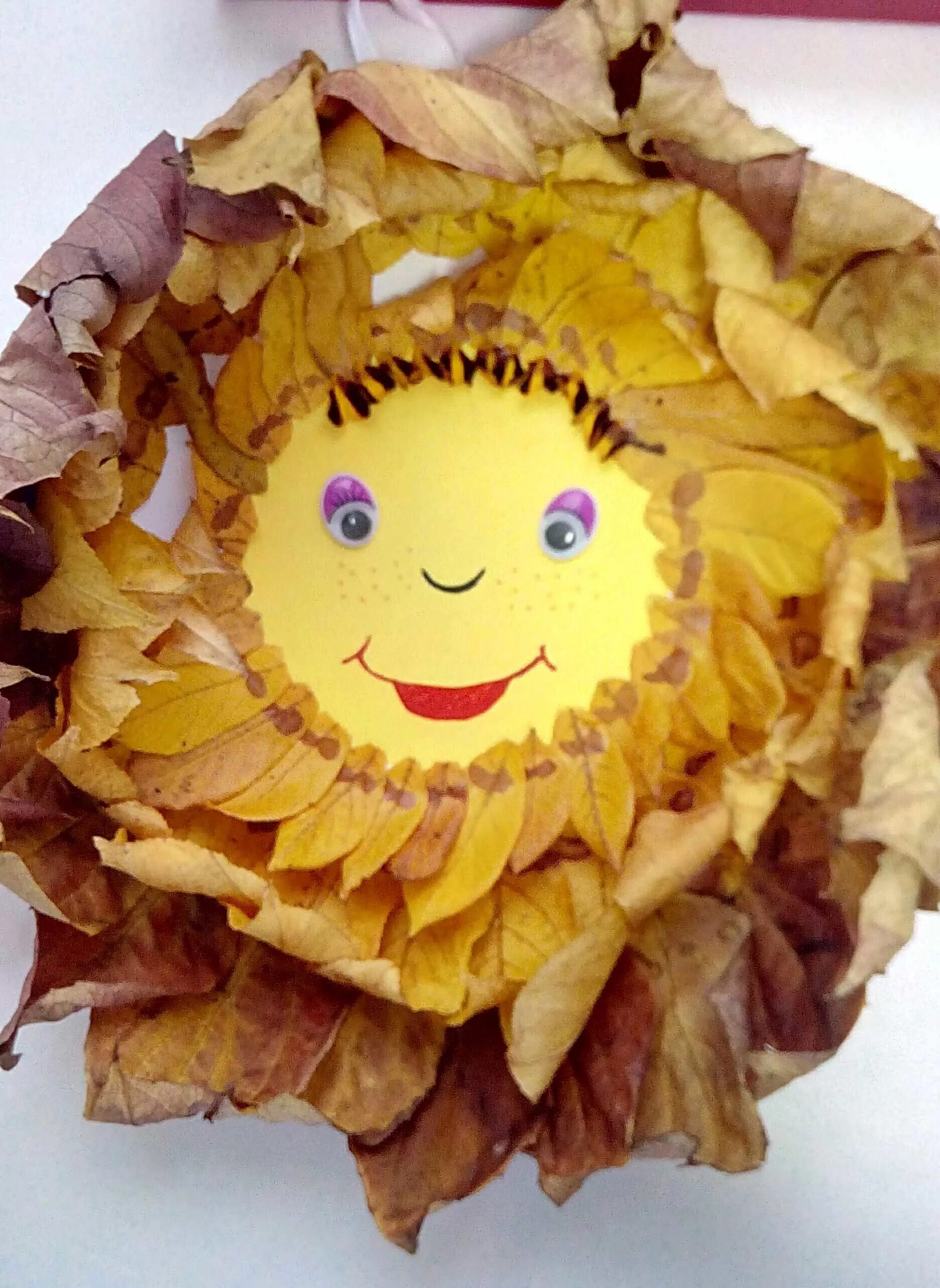 Поделка солнышко из природного материала. Поделка из кленовых листьев в садик. Поделки из листьев. Солнце из листьев поделка. Сделать из листьев солнце.