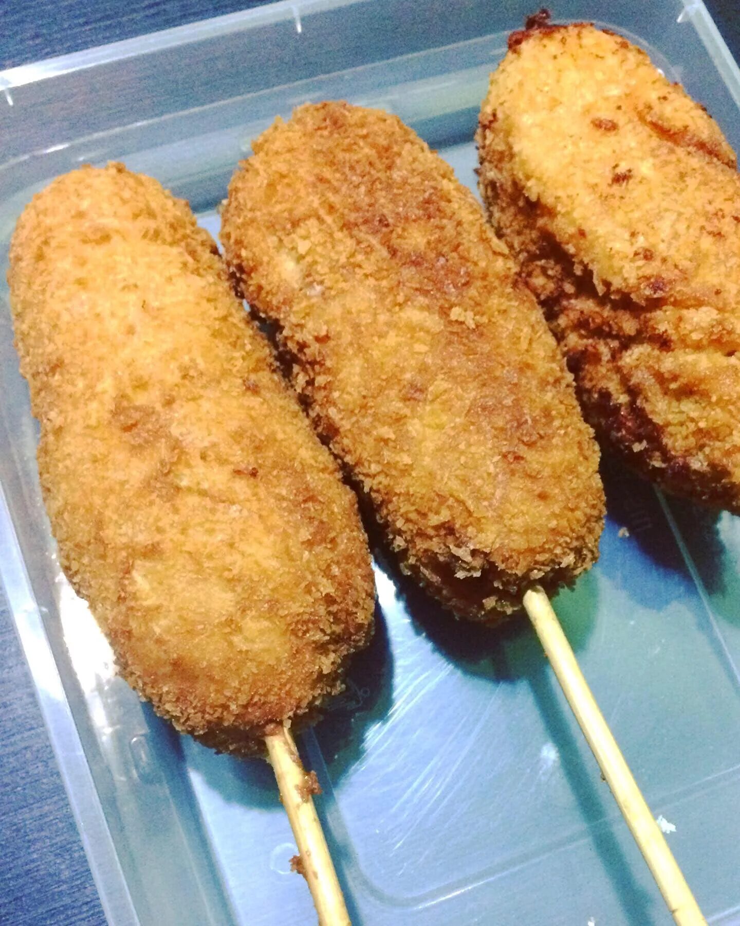 Картофельные палочки с сыром. Картофельные палочки во фритюре. Дога сухари. Корн дог моцарелла. Корн-доги (сосиски в кукурузной муке).