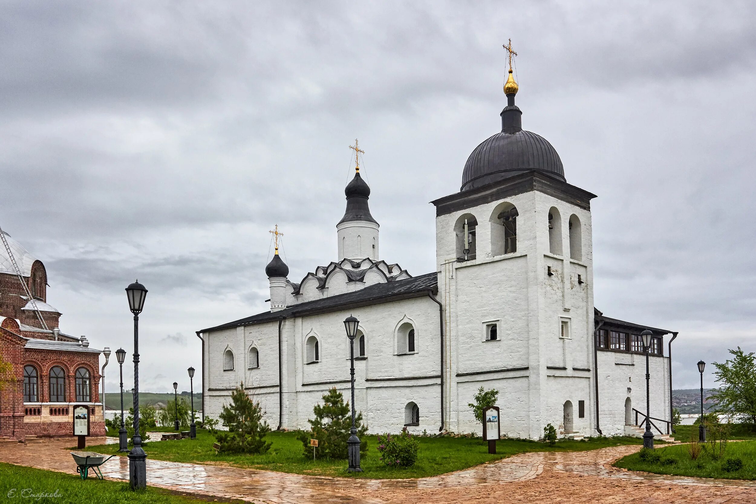 Свияжск церковь. Церковь Сергия Радонежского Свияжск. Сергиевска Церковь Свияжск. Остров град Свияжск церкви. Иоанно-Предтеченский монастырь Свияжск.