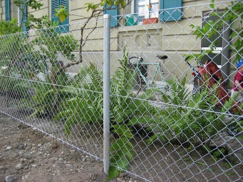 Как покрасить рабицу быстро сетку на заборе