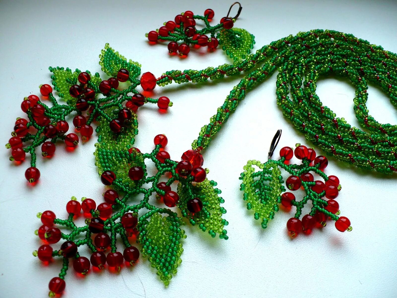 Сердечко из бисера. Украшения из крупного бисера. Фигурки из бисера плоские. Фигурки из бисера. Объемные фигурки из бисера.