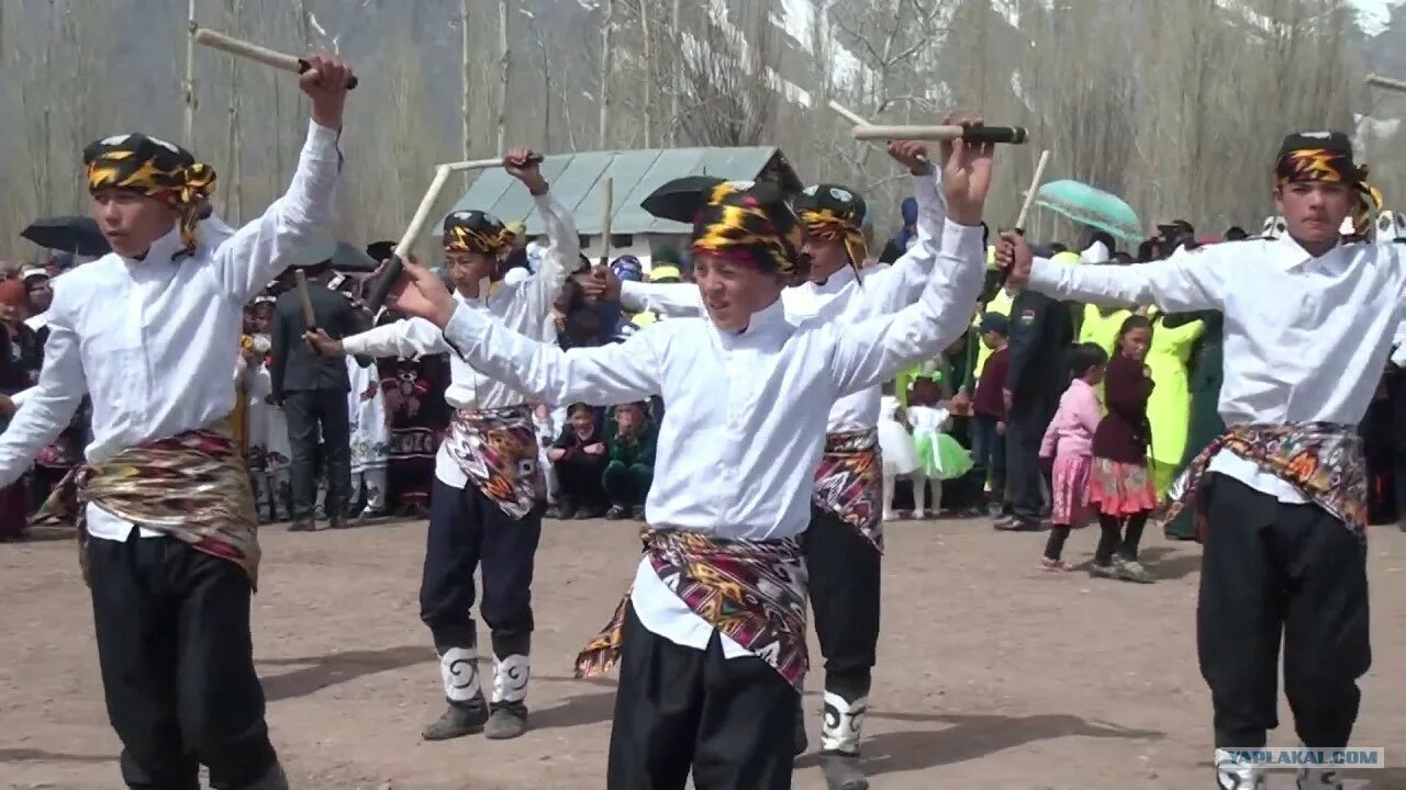 Танцующий таджик. Таджикский танец. Танцы Таджикистана. Танцы таджиков. Традиционный танец Таджикистана.