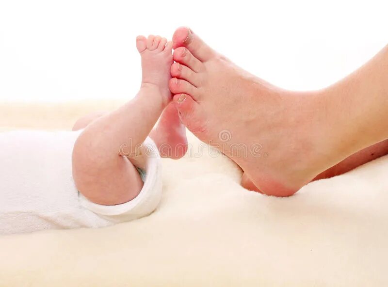 Включи мамочки ноги. Мамины ступни. Большие и маленькие ножки. Ребенок между маминых ног. Ребенок сидит на ногах матери.