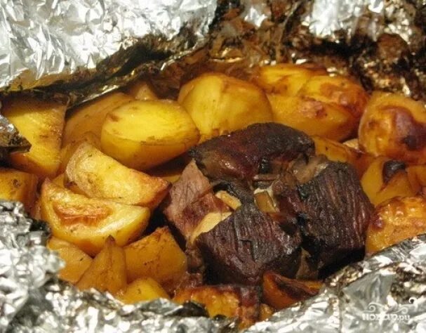 Говядина с картошкой в духовке. Картошка в духовке сммясом. Свинина с картошкой в духовке. Говядина в духовке с картошкой вкусно. Говядина в духовке с картошкой вкусно.