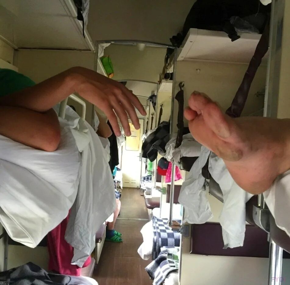 Американский плацкарт. Плацкарт с людьми. Оплаченный плацкарт. Плацкарт в поезде. Оплаченный плацкарт.