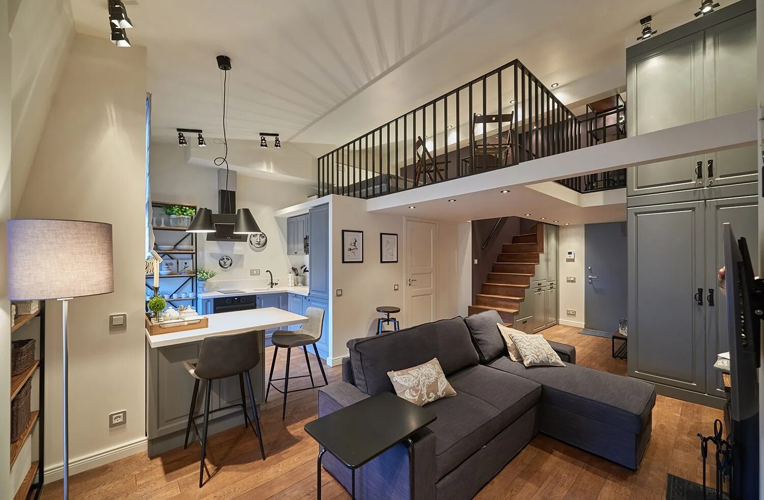 Кухня гостиная с лестницей. Двухуровневая квартира студия 30 кв2. Двухуровневый пентхаус. Евроремонт однокомнатной квартиры. Квартира 2 метра в москве.