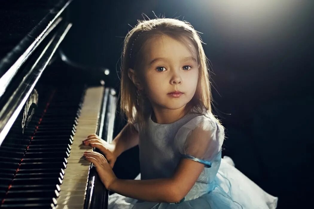 Фортепиано для детей. Ребенок за роялем. Маленькая девочка за пианино. Ребенок за пианино. Музыка детка играй со