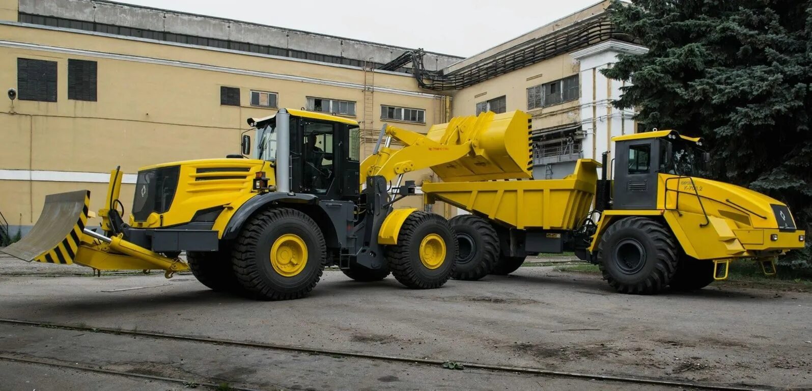 Кировец к 708 удм. Универсальная дорожная машина кировец к-708 удм. погрузчик кировец к 708удм. трактор кировец к 708 удм.