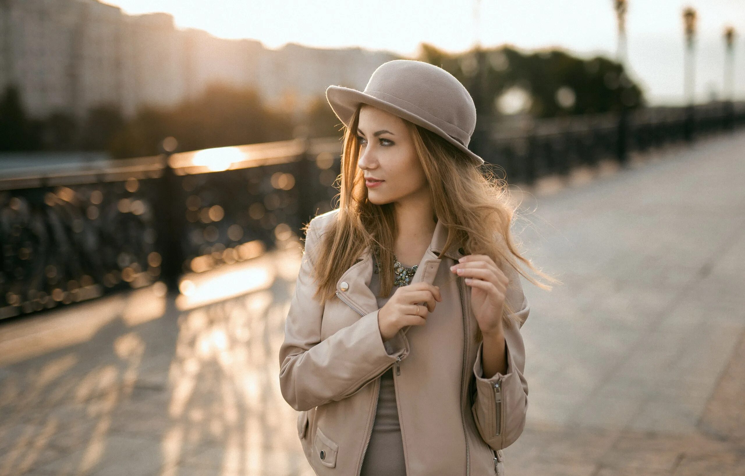 Девушка в платье летнем. Бежевое платье для девочки. Стоит девочка в бежевом. Девушки стоящие спиной. Девушка в бежевых тонах.