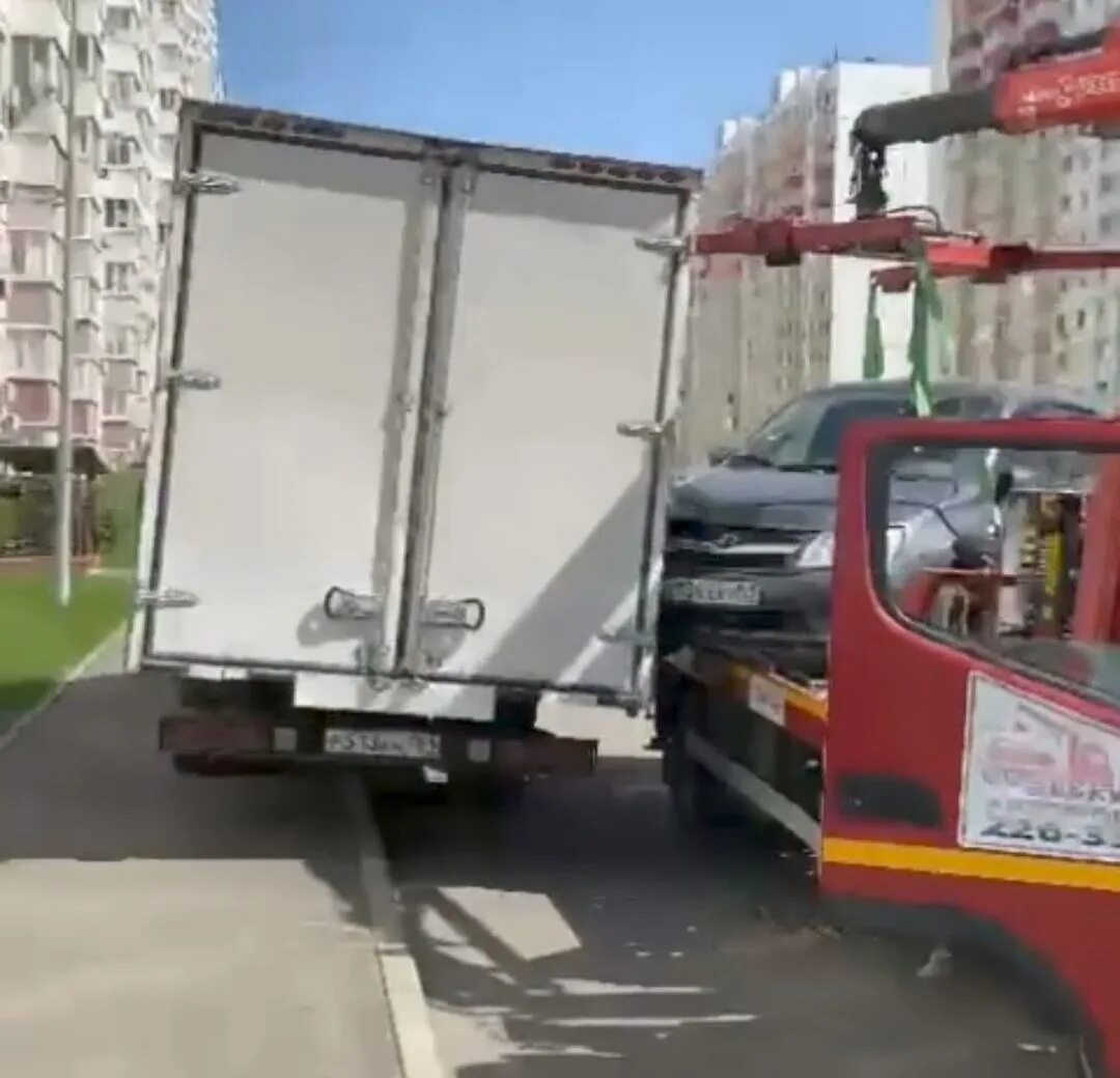Газель севастополь. Эвакуатор ростовская область. Дтп с эвакуатором кинешма. Куда эвакуируют машины в ростове. Штрафстоянка ростов-на-дону.
