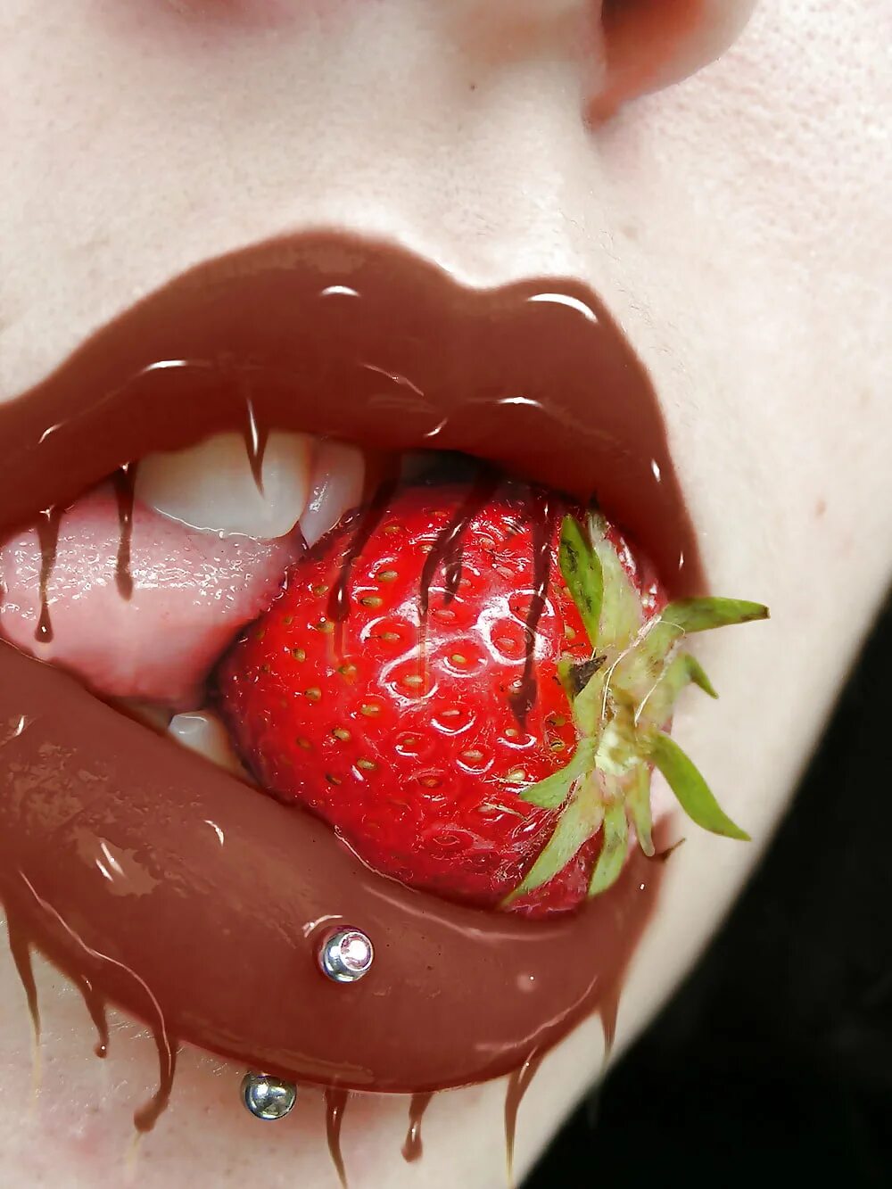 Сладкими губами. Губы с клубникой. Вкусные губы. Клубника во рту. Губы с фруктами.