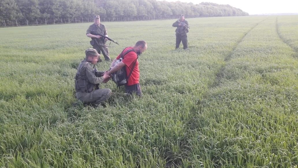 Пограничная служба в Курской области. Пограничники задерживают нарушителей. Пограничное управление по Курской области. Суджа пограничники. Границу 1 июля