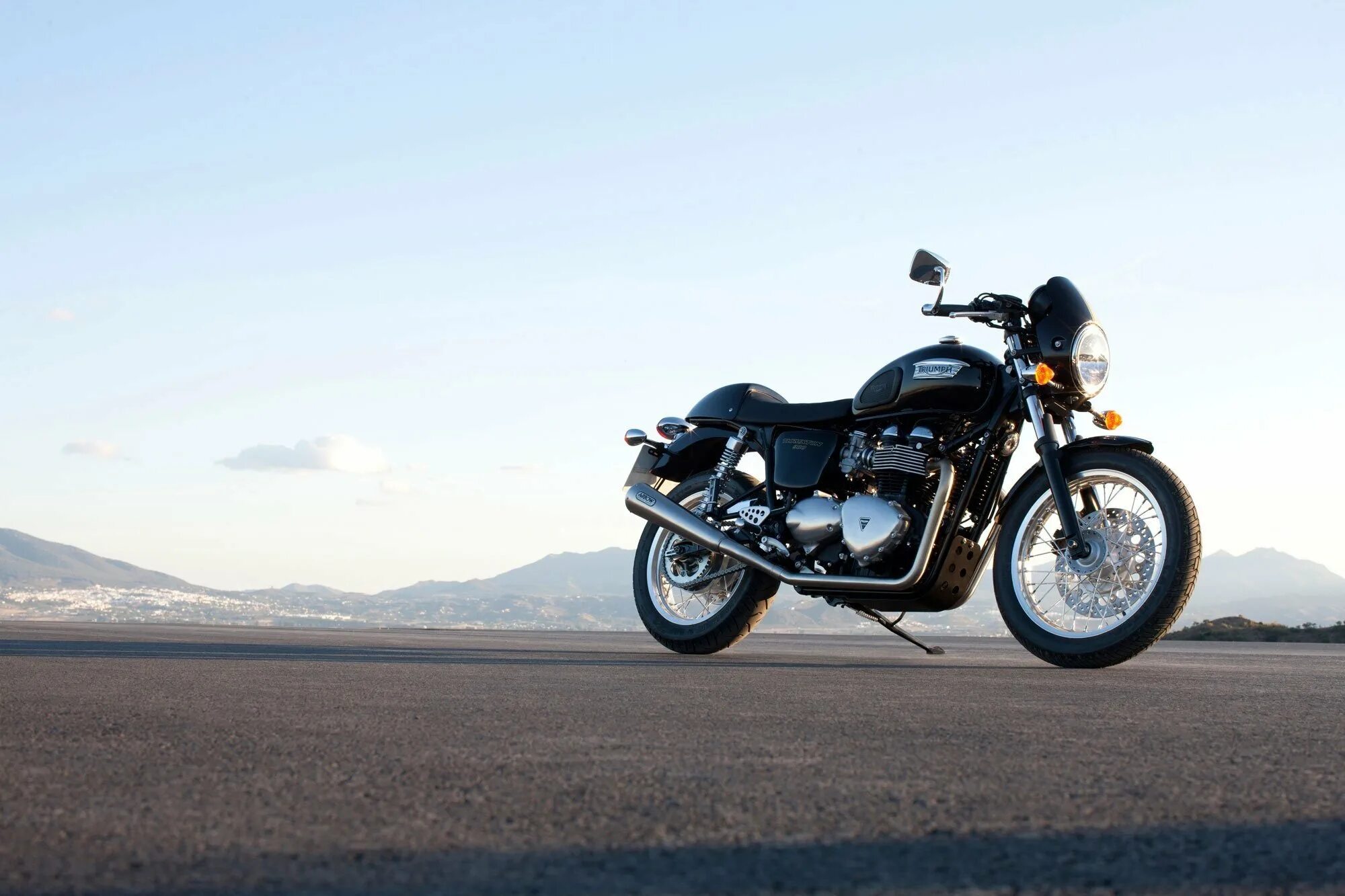 Лучшее триумф. Triumph thruxton. триумф тракстон обои. triumph thruxton wallpaper. триумф бонневиль три метра над уровнем.