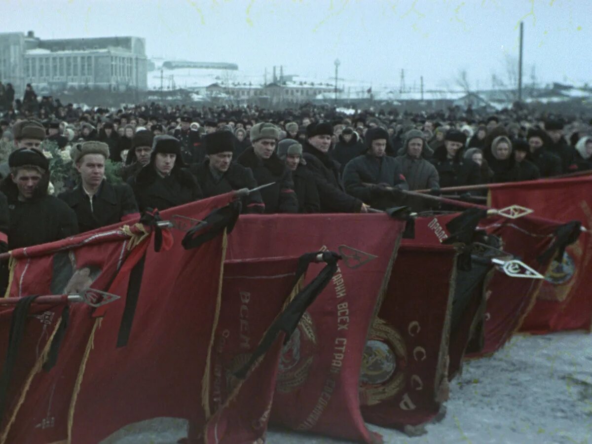 Сталин прощание. Похороны Сталина 1953. Похороны Сталина Лозница. Государственные похороны прощание со Сталиным похороны Сталина 1953.