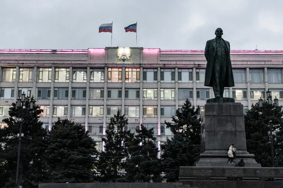 Ленинский район города махачкала. Здание администрации города Махачкалы. Администрация г Махачкала вид здания. Администрация Махачкалы фото здания. Здание правительство в Махачкале Алхазов.