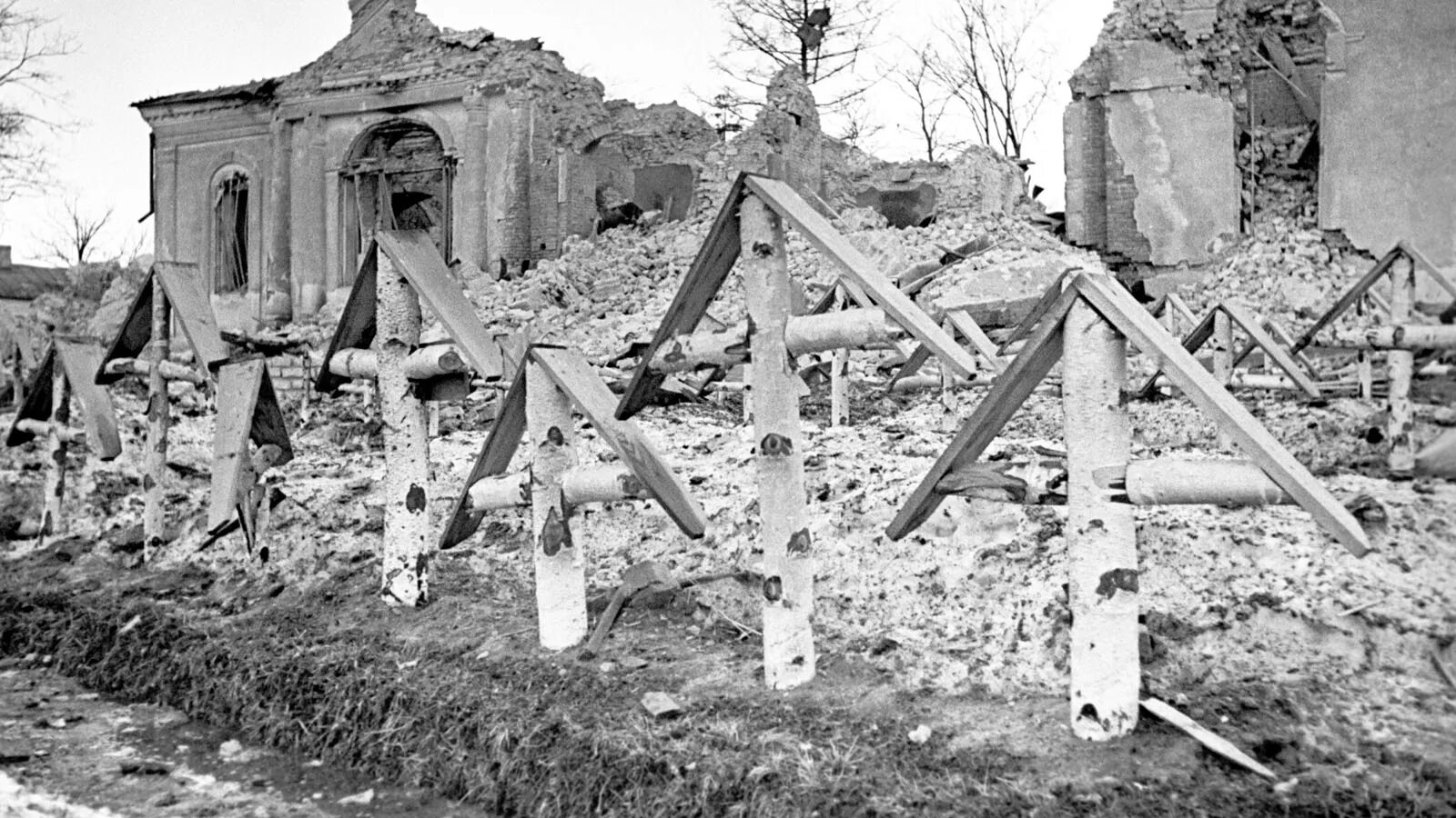 Разрушенный орел. Немецкое кладбище в Германии 1943. Малоархангельская операция 1943. Могилы солдат ВОВ 1941-1945. Могилы немецких солдат 1941-1945 в России.