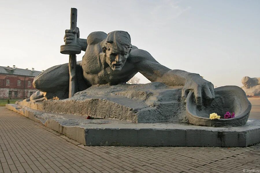 Жажда подвигов. Мемориал жажда в Брестской крепости. Скульптура жажда в Брестской крепости. Брестская крепость монумент «жажда», Брест. Мемориальный комплекс Брестская крепость-герой жажда.