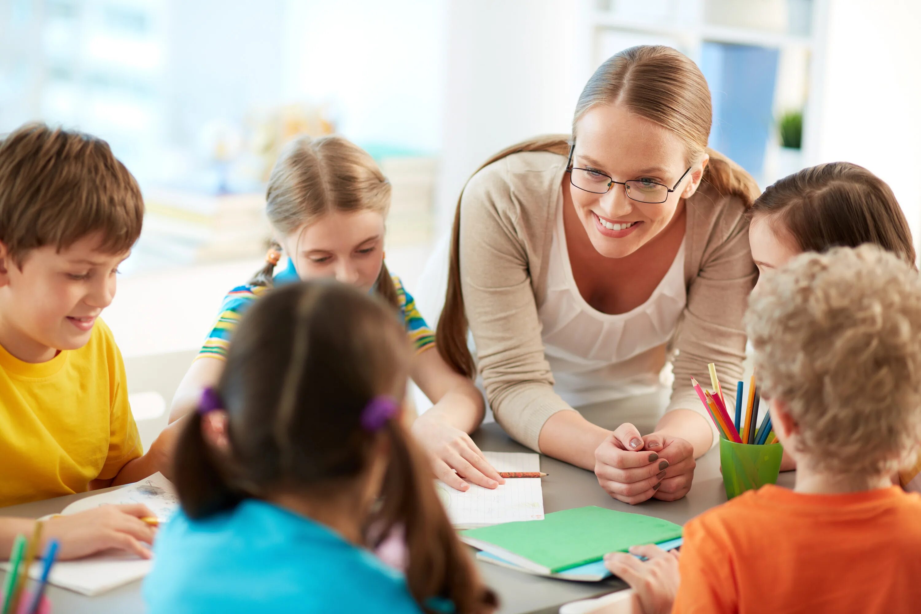 What is the teacher doing. Педагог и дети. Учитель и дети. Педагог психолог. Педагог и дошкольник.