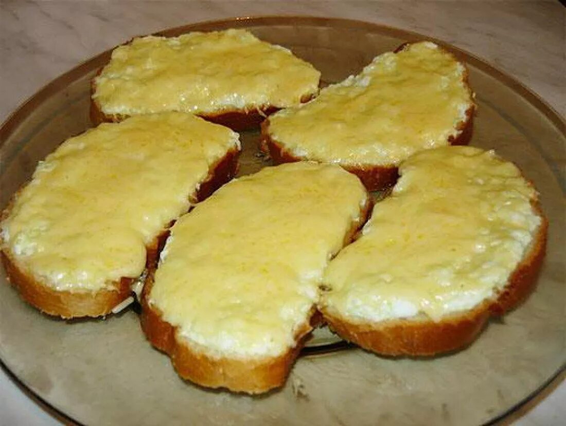 Плавленный сырок рецепты с фото. Горячий бутерброд с сыром. Бутерброд с маслом и сыром. Бутеры с сыром. Бутерброд с плавленным сыром.