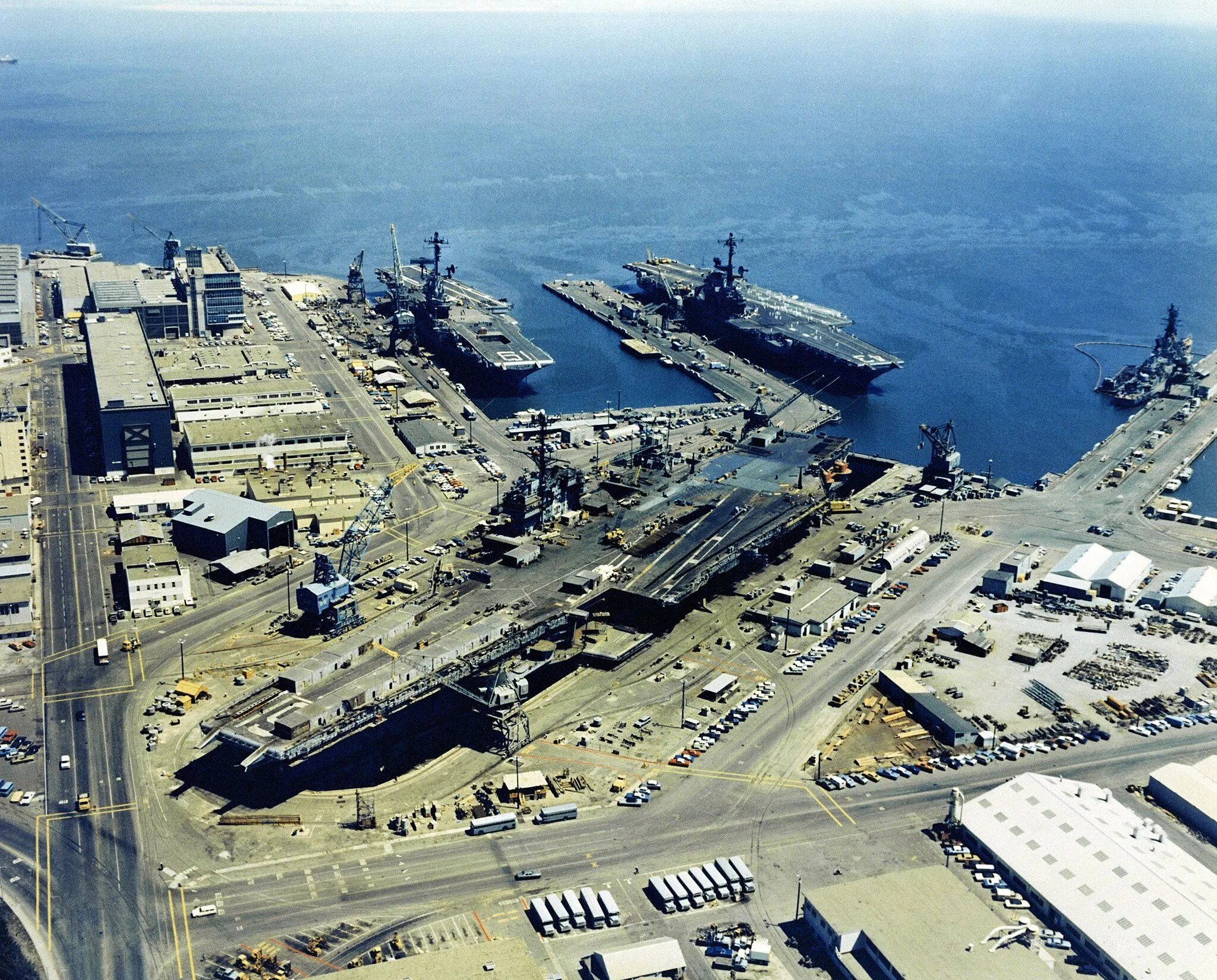 В городе бывшую военно морскую базу. Норфолк база ВМФ США. Военно морская база США Норфолк. Сан-Диего (военно-морская база). Порт Норфолк США.
