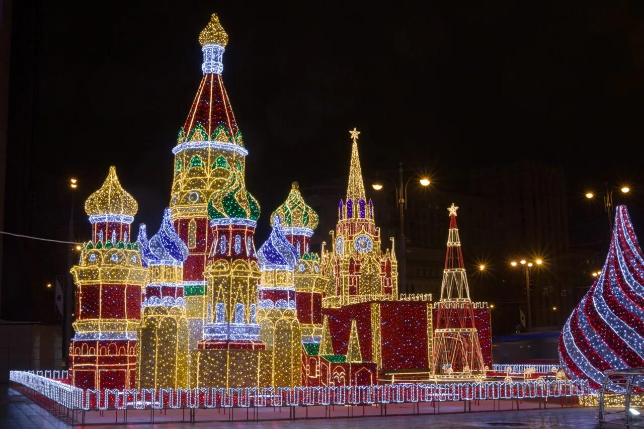 Красная площадь украшена