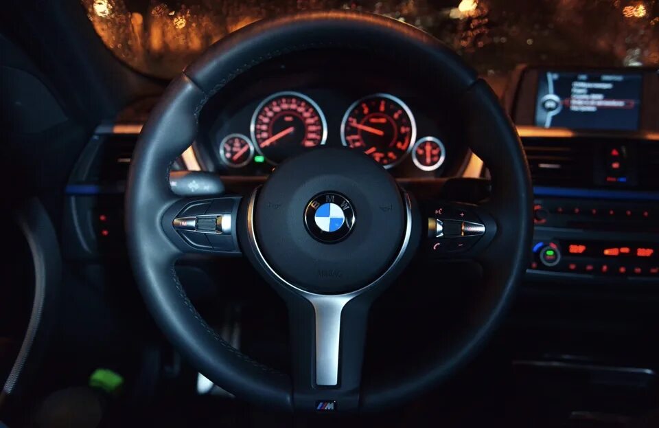Парень за рулем. Вид руля в машине. Руль bmw m3 g80. Мужчина за рулем. Бмв м5 салон ночью.