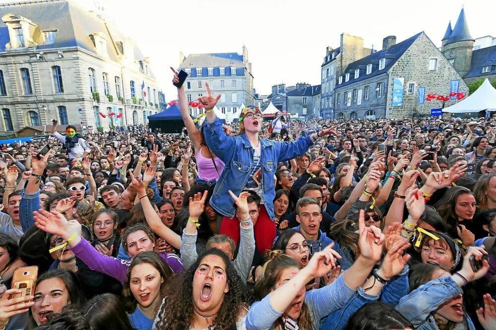 La foule текст. 12 - La foule фото.