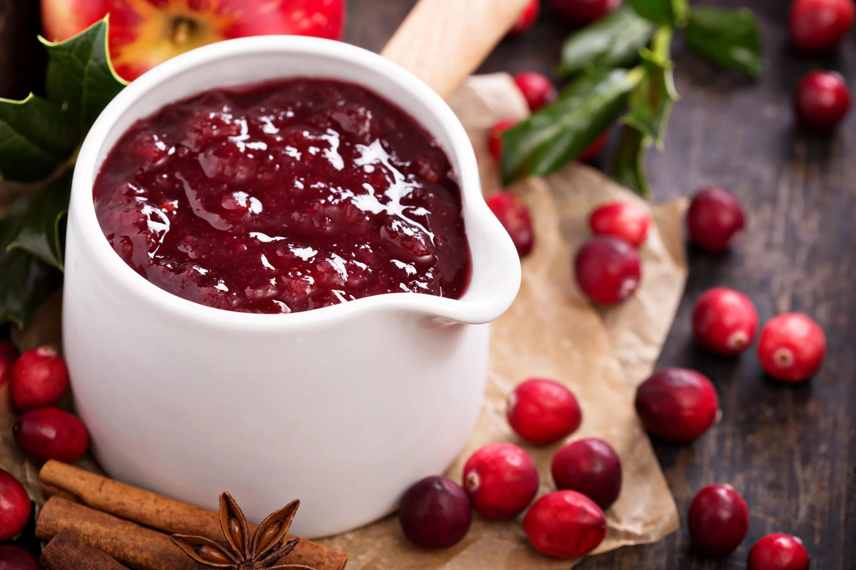 Соус. Cranberry sauce thanksgiving. Соус из клюквы. Клюква соус рецепт. Брусничный соус.