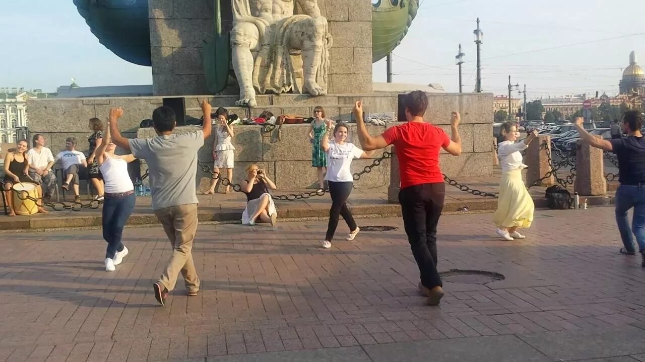 Танцы на васильевской стрелке спб. Танцы на стрелке васильевского острова. Танцы васильевский остров. Танцы васильевский остров. Танцы на стрелке васильевского острова.