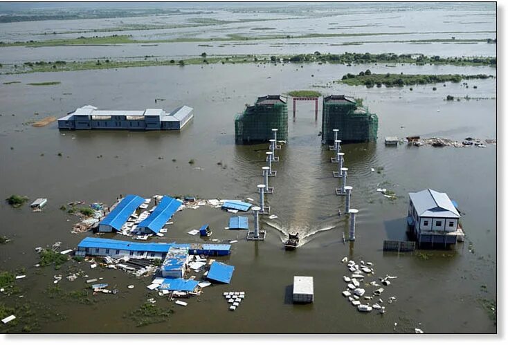 Красноярск край дудинский порт. Затопление портов. Шторм в порту. Дудинка наводнение 1999. Порту наводнение.