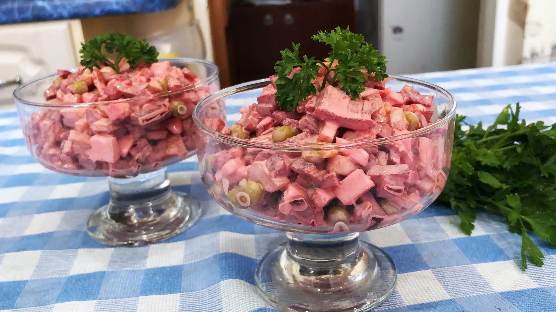 Салат из бюджетных продуктов. Бюджетные салаты. салаты на праздничный стол простые и вкусные. салаты бюджетные и вкусные на праздничный стол. бюджетные салаты бюджетные салаты.