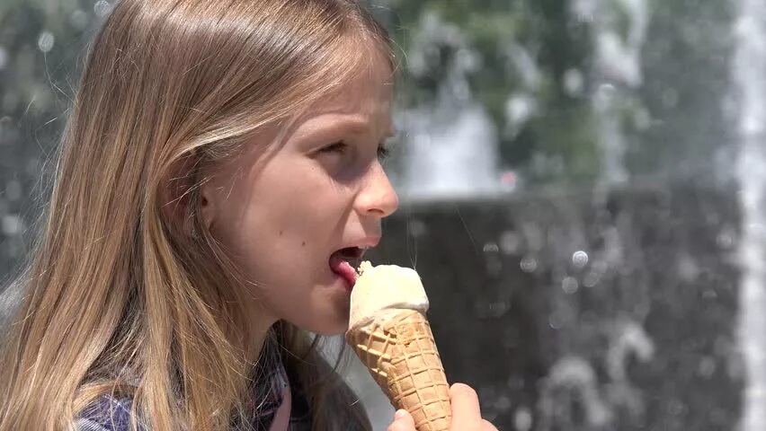 7 летняя девочка сосала. Девочка лижет мороженое. девушка лижет мороженое. школьница мороженое. девочка лижет.