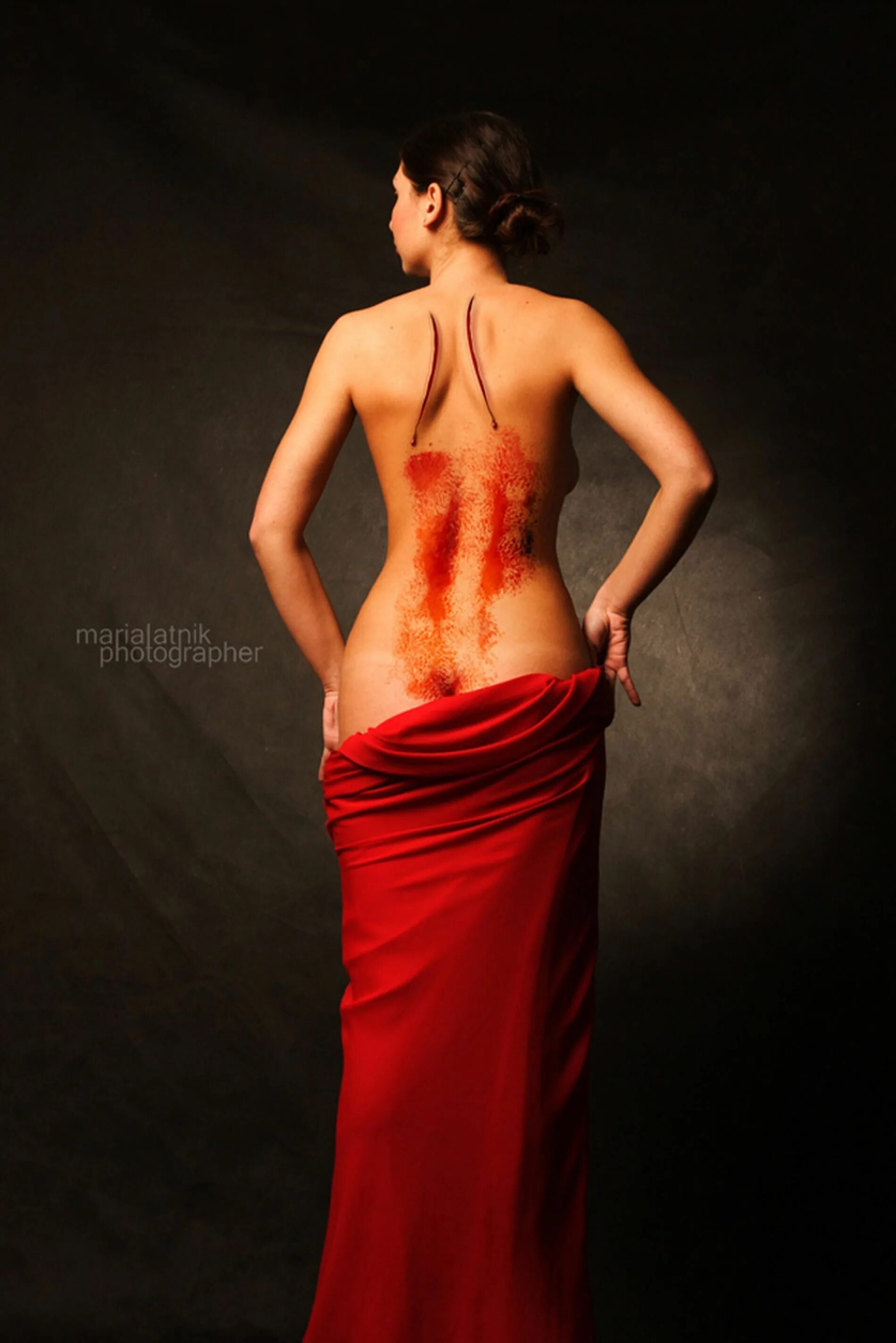 женщина в платье с голой спиной. стихи о сломанных крыльях. мужчина и женщина в красном. девушка лицом к стене. наутилус помпилиус крылья альбом.