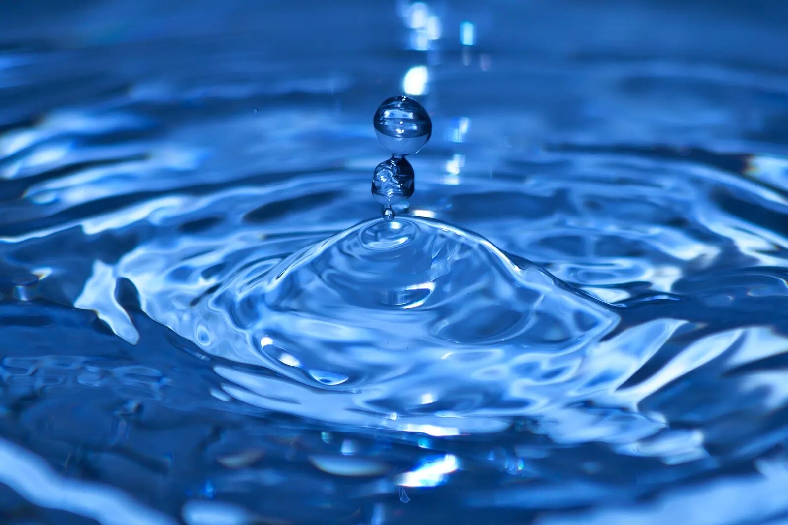 пресная вода. вода жизни. вода жизни. вода жизни. синее движение.