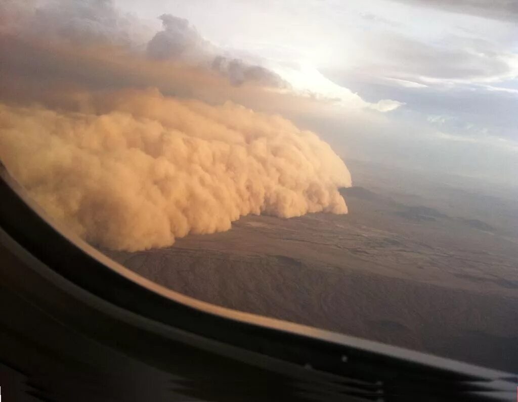Ветровая буря. Пыльные бури в калмыкии. Песчаная буря в пустыне сахара. Тучи пыли. Самум песчаная буря.