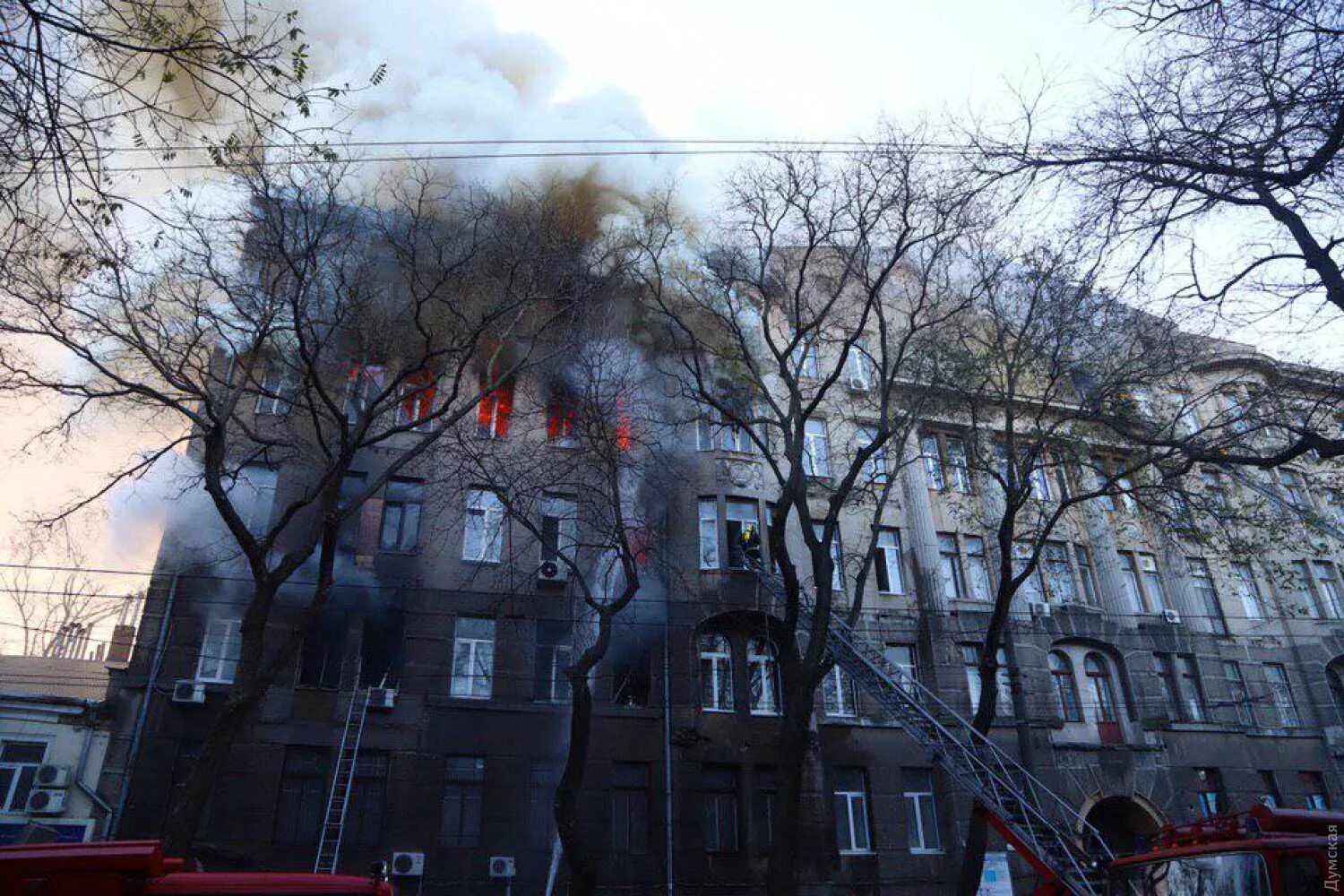Что будет если сгорит колледж. Пожар в Одессе в колледже. Горящее здание в Одессе.