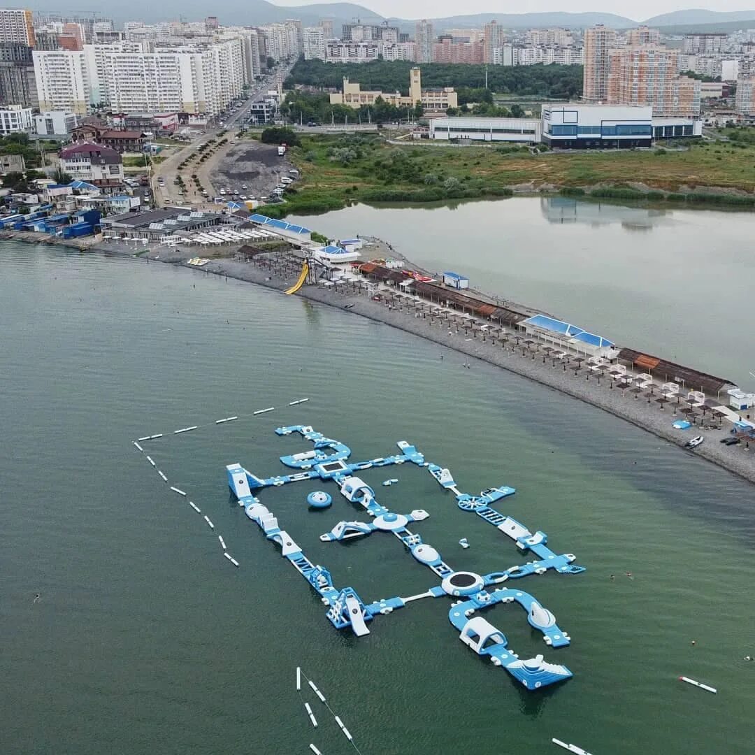 Развлечения в новороссийске. Водный аквапарк Новороссийск Алексино. Пляж Алексино Новороссийск аквапарк. Алексино Новороссийск аквапарк на воде. Надувной аквапарк Новороссийск.