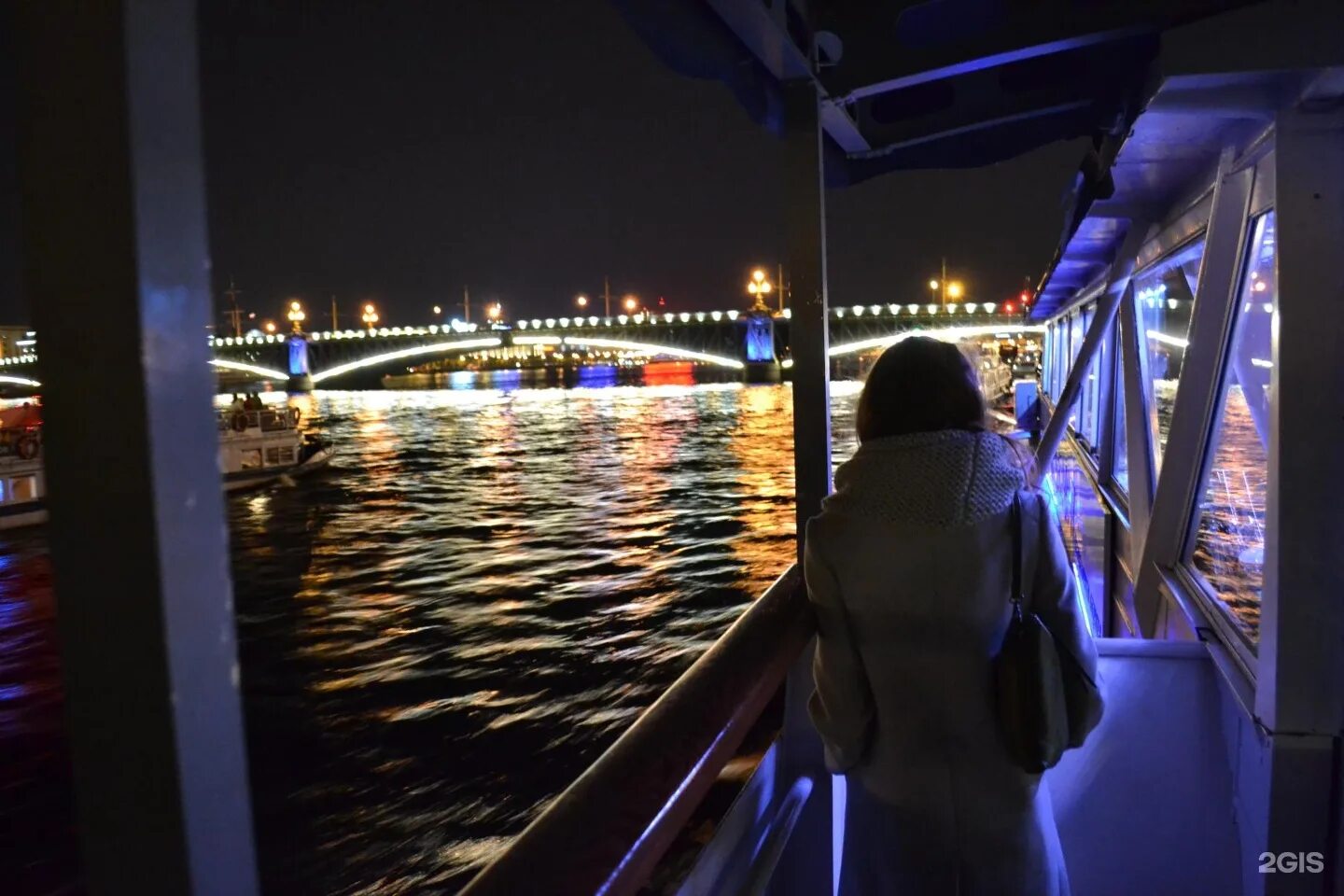 ночной теплоход спб. красивые девушки ночью. ночная фотосессия на улице. девушка сидит на крыше. питер ночь девушка.
