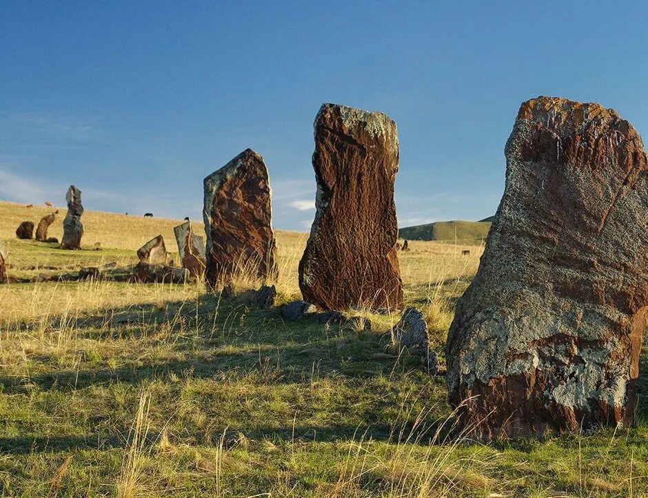 Камни хакасия менгиры. Каменные менгиры хакасии. Менгиры хакасии неолит. Хакасская степь с менгирами. Камни хакасии.