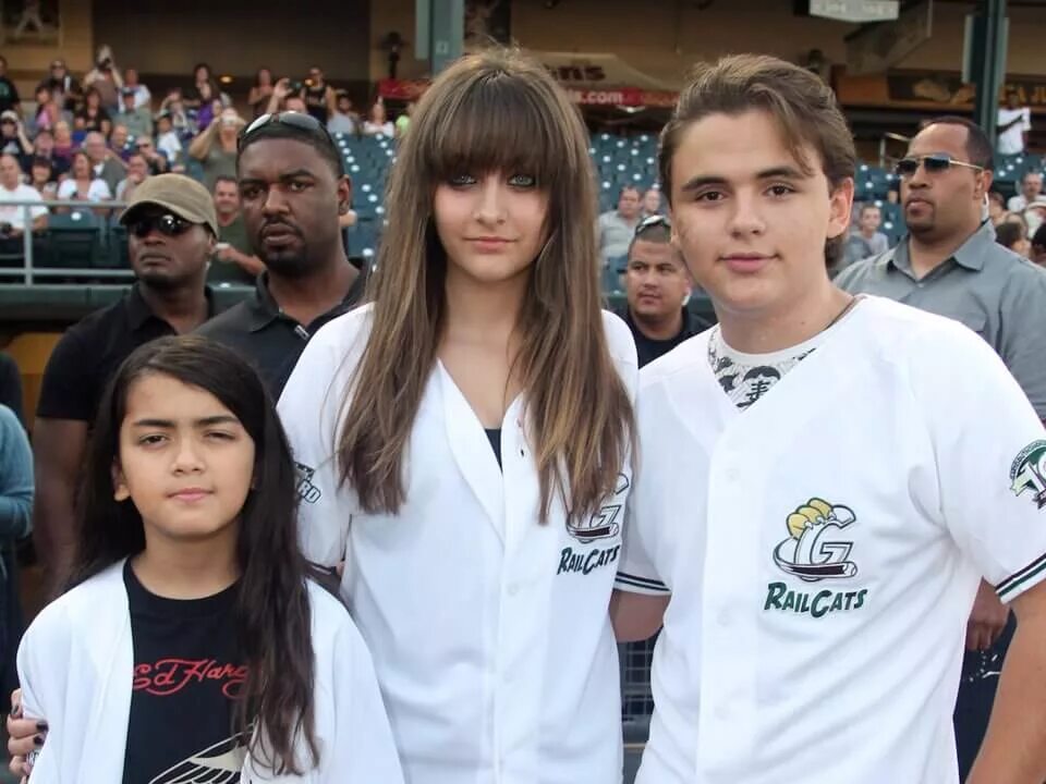 Дети майкла джексона. Майкл джексон дети родные. Дети майкла джексона. Дети майкла джексона. Дети майкла джексона.