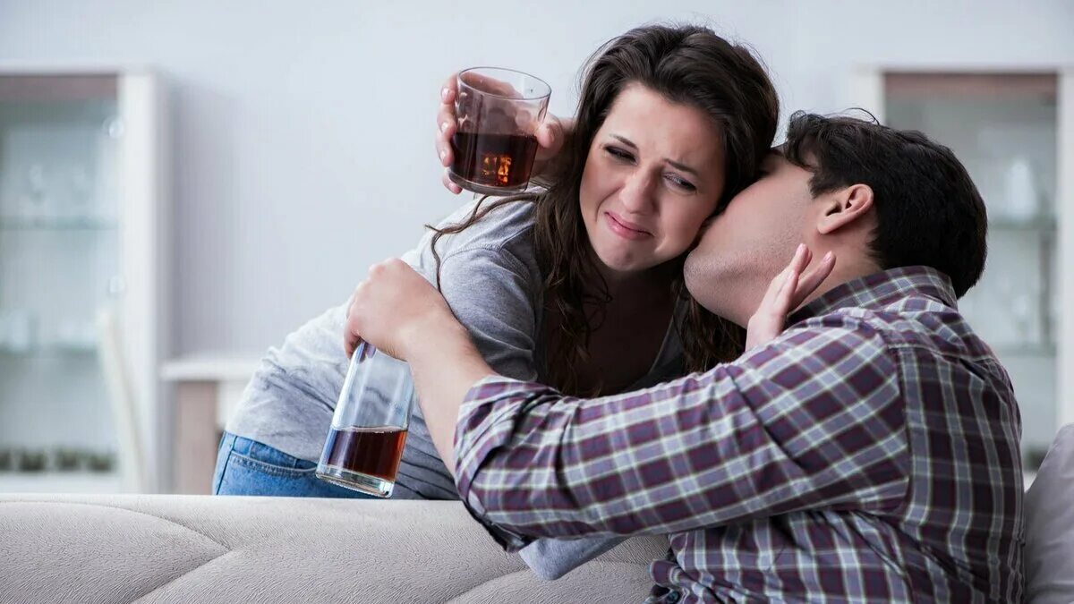 Изменяет по пьяни с друзьями