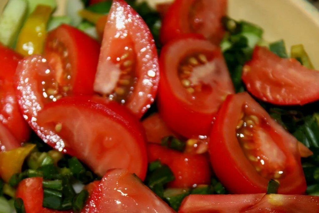 Салат из свежих помидоров. Моцарелла с помидорами и песто. Салат руккола помидоры черри моцарелла. Салат с творогом и помидорами. Чем заправить помидоры.